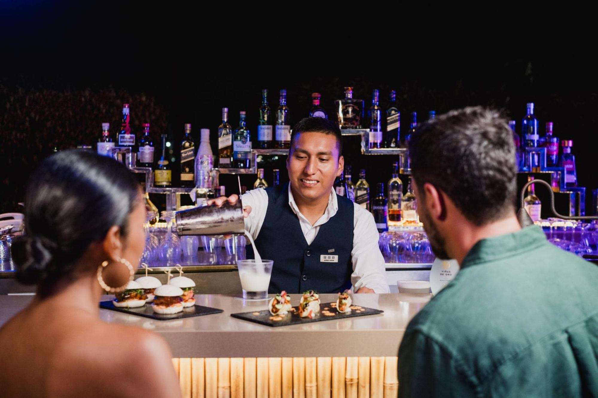 Hotel Paracas, A Luxury Collection Resort, Paracas Exterior photo A bartender at work